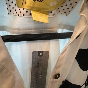 Beautiful dress relax fit goes perfect with black boots , sandals , heels .